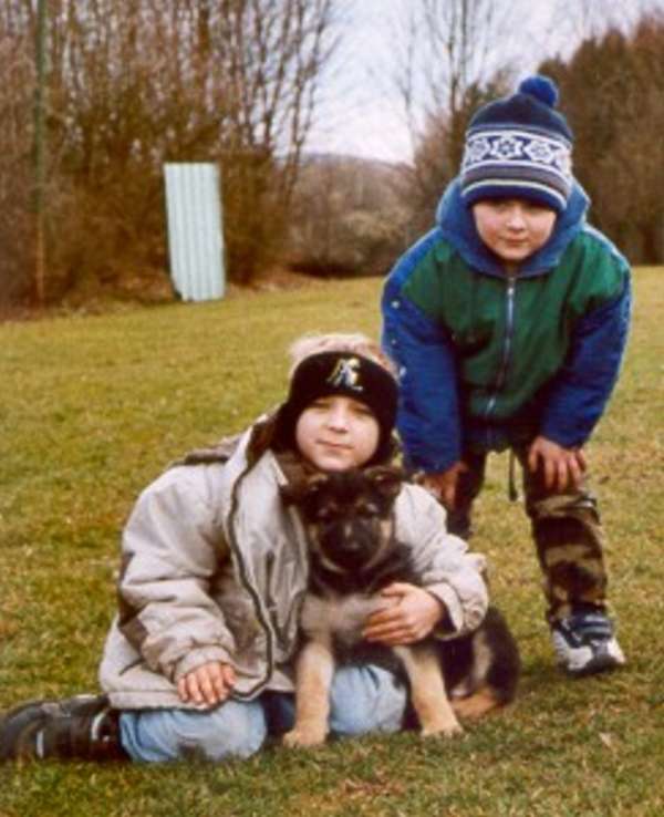 Dasty als Welpe mit Mark und Ann-Kathrin_.jpg